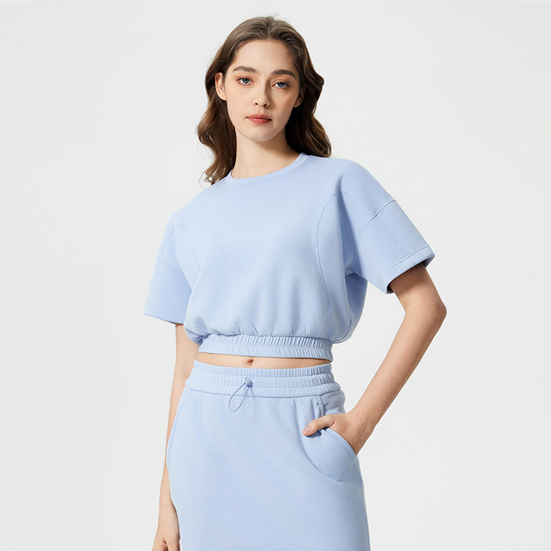 Women's short crop top with exposed navel Blue linen color