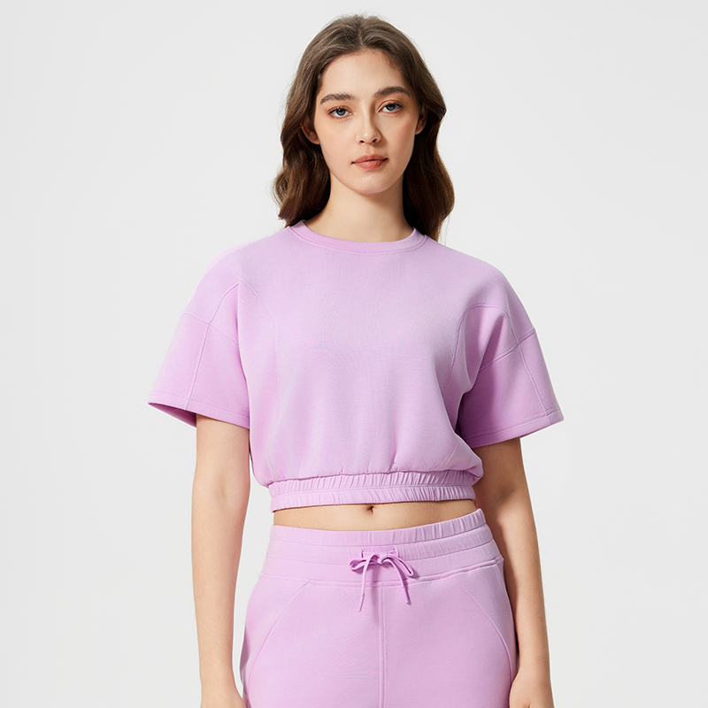 Women's short crop top with exposed navel Vitamin powder